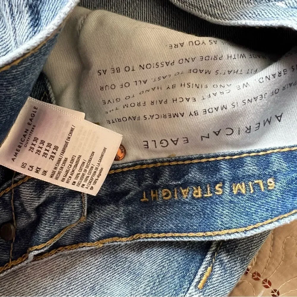 American Eagle Men’s Slim Straight Light Wash Distressed Jeans Size 28x30